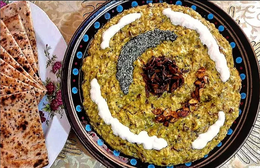 Kaschk-e Bademjan mit Fladenbrot und aromatischem Topping