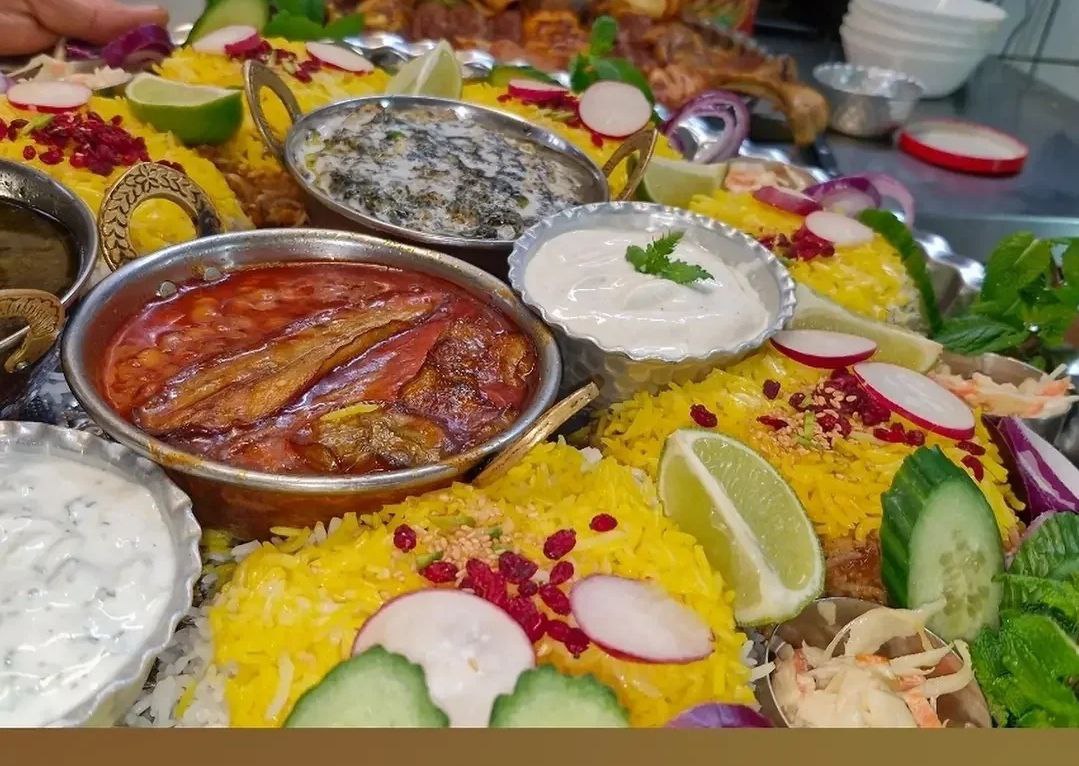 Vegane Platte für vier Personen mit Reis und verschiedenen Beilagen